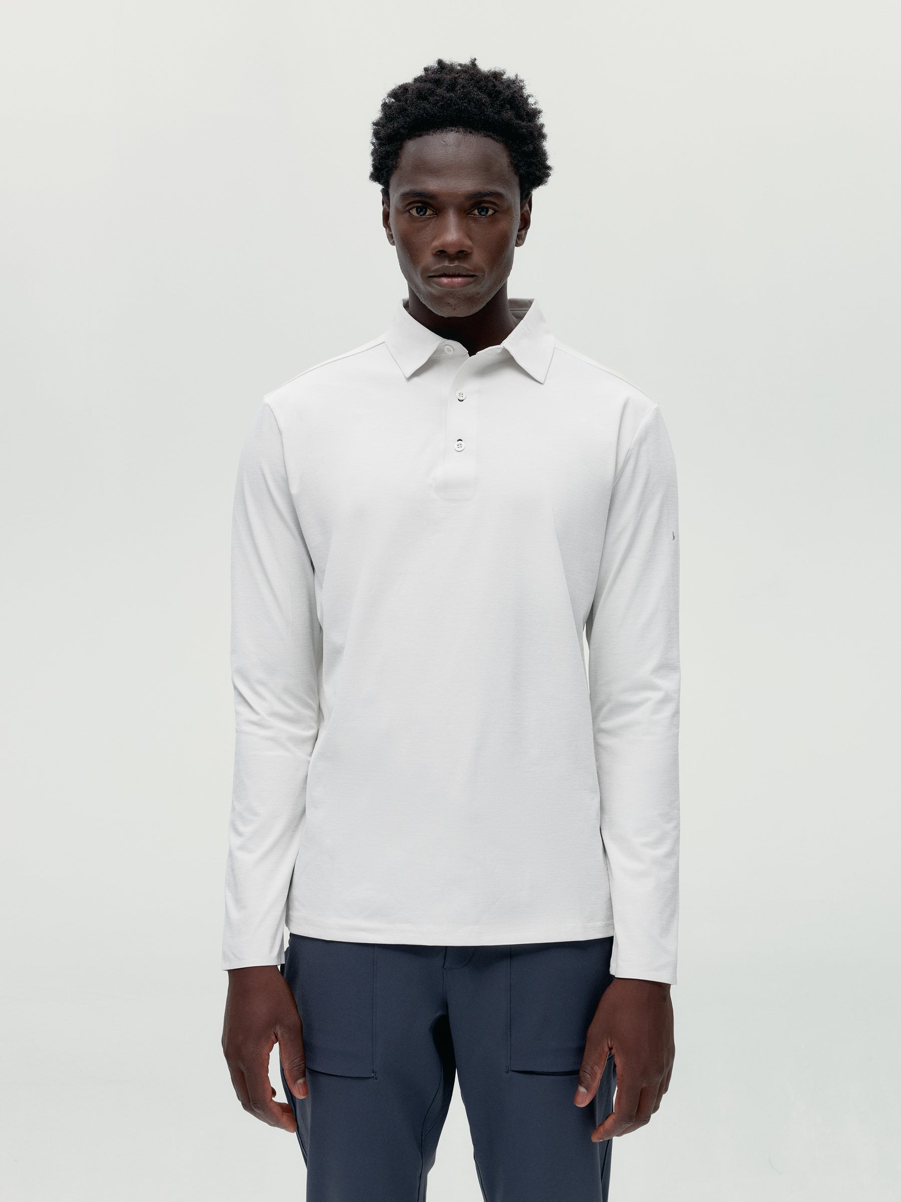 Ensemble de sport blanc et gris route