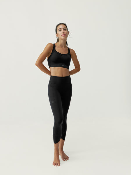 Amas el yoga y el pilates? Tavi Noir tiene la ropa ideal para tus