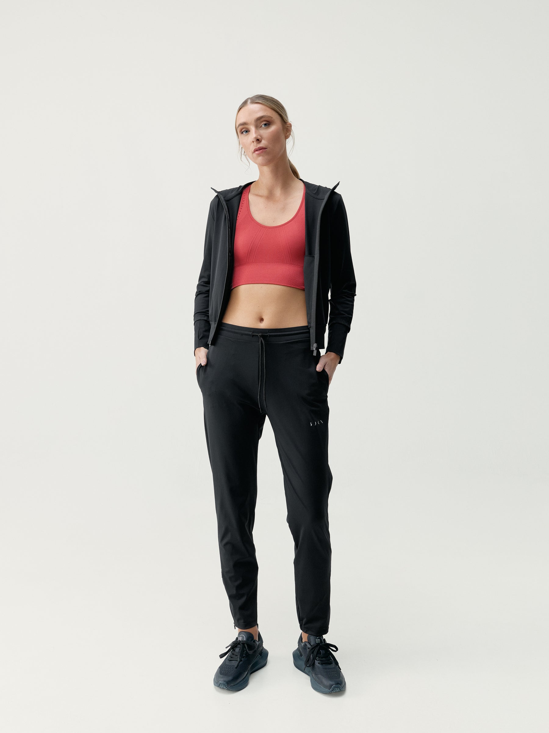 Airla Jogger in Black
