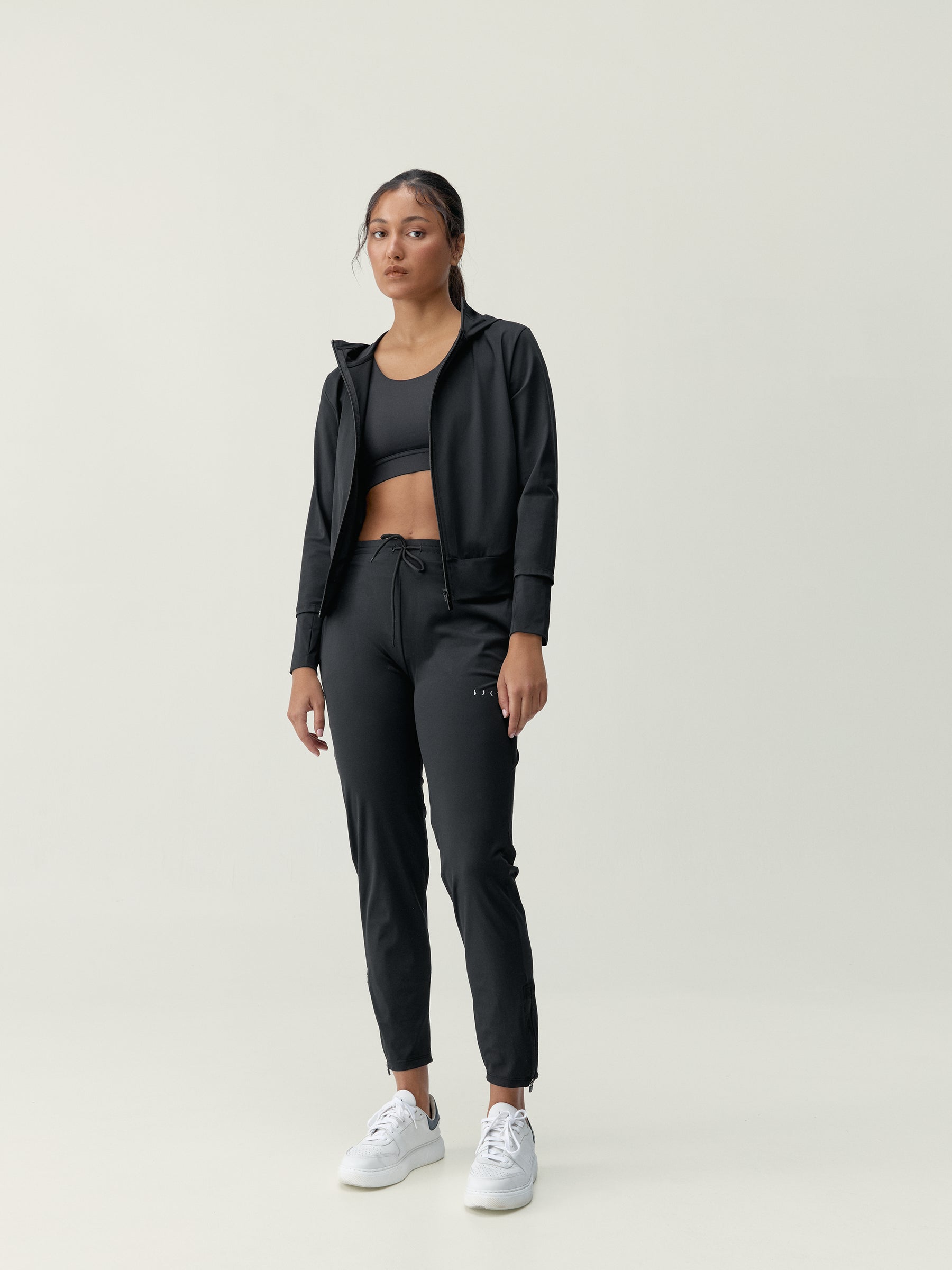 Airla Jogger in Black