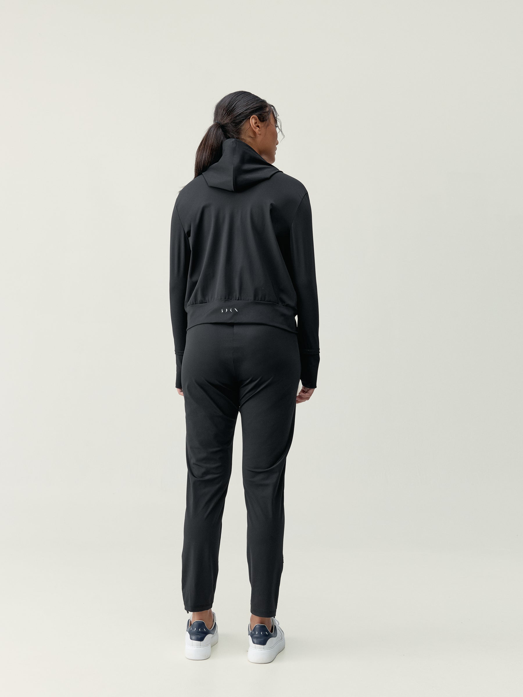 Airla Jogger in Black