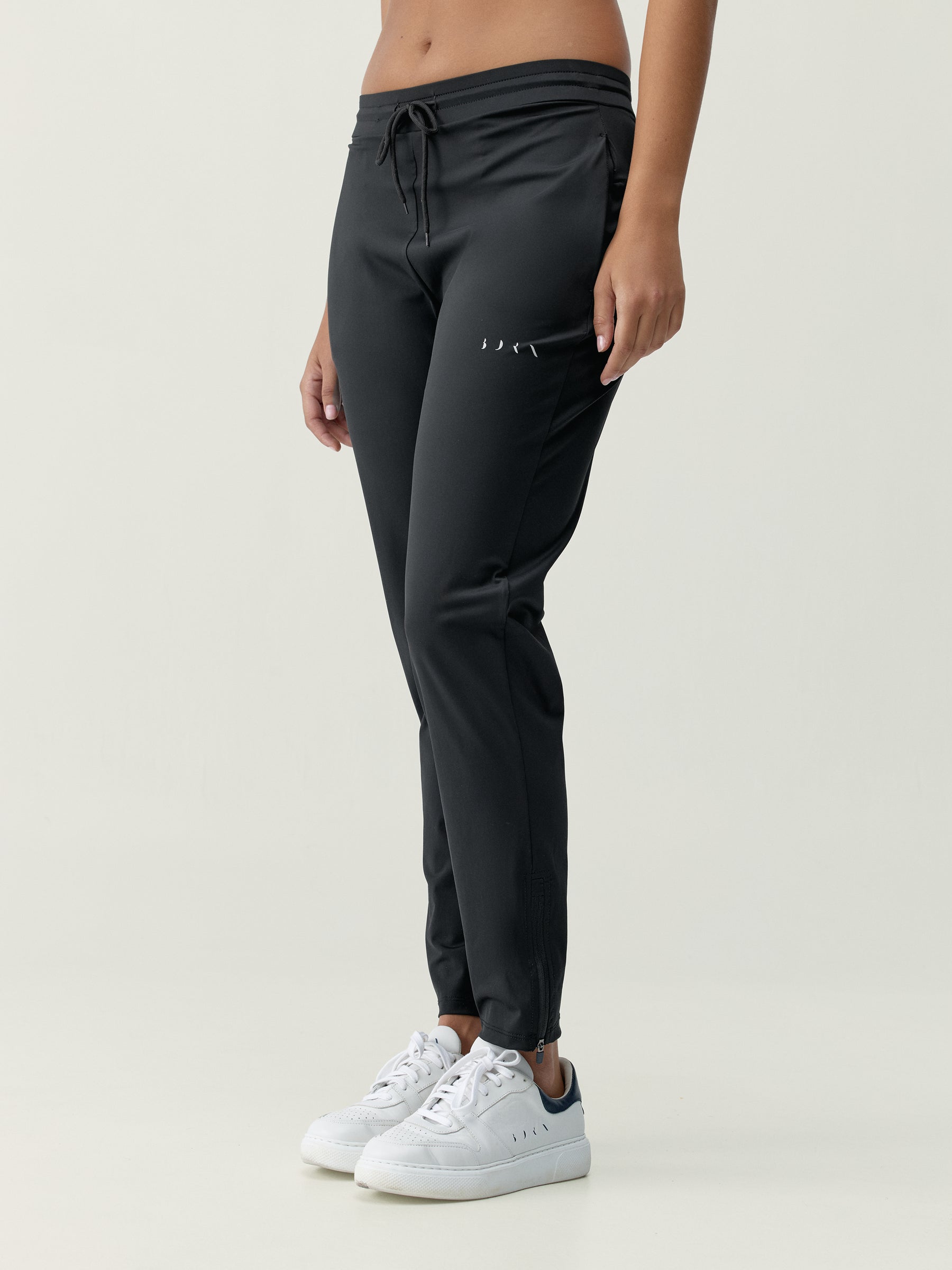 Airla Jogger in Black