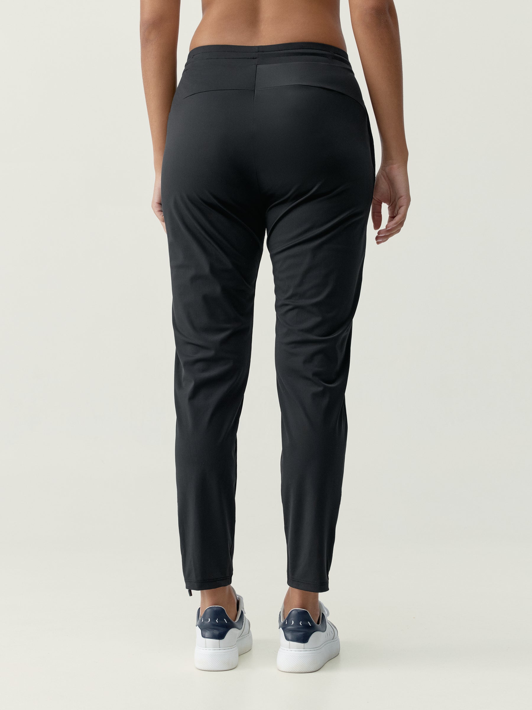 Airla Jogger in Black