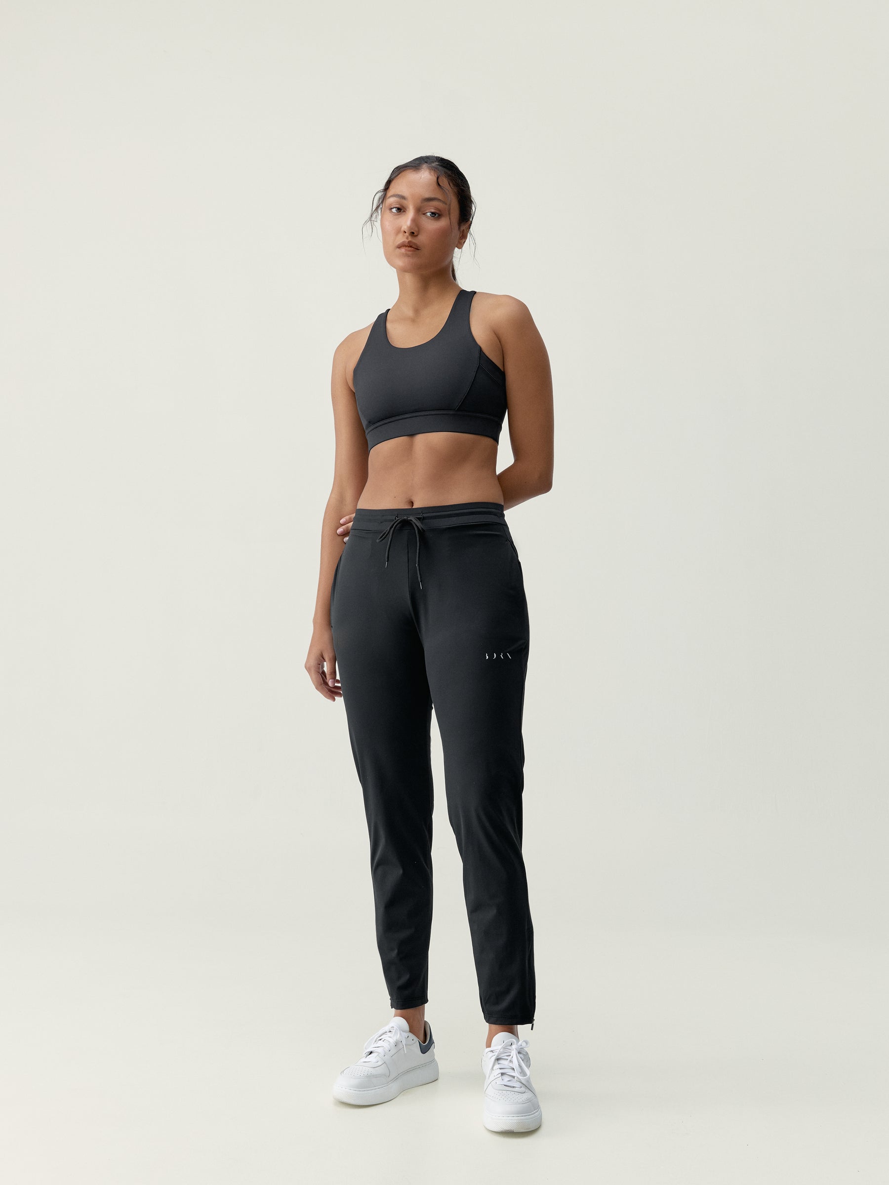 Airla Jogger in Black