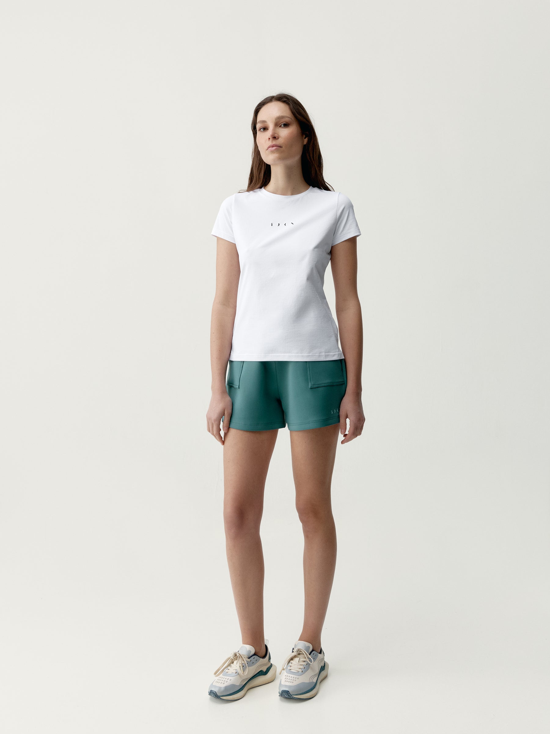 Weißer Born4me-Schuh