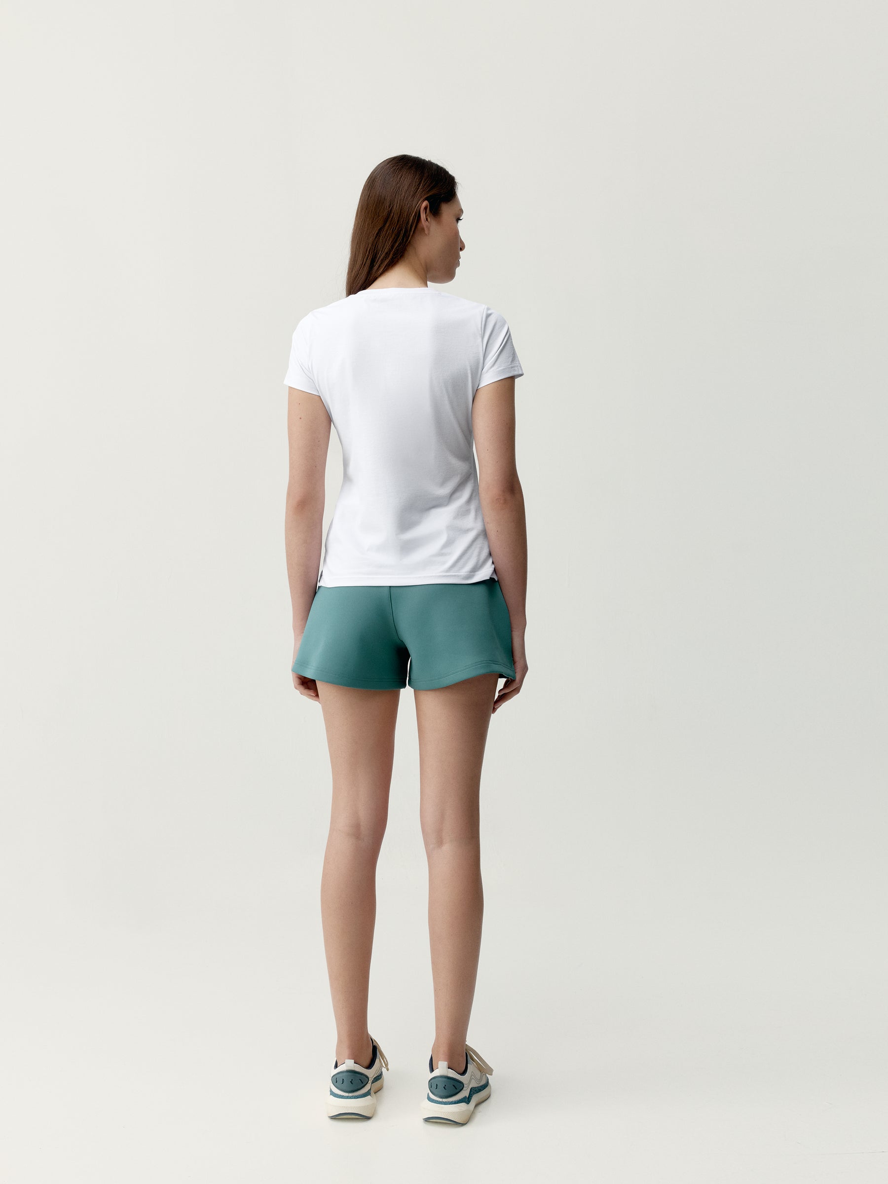 Weißer Born4me-Schuh